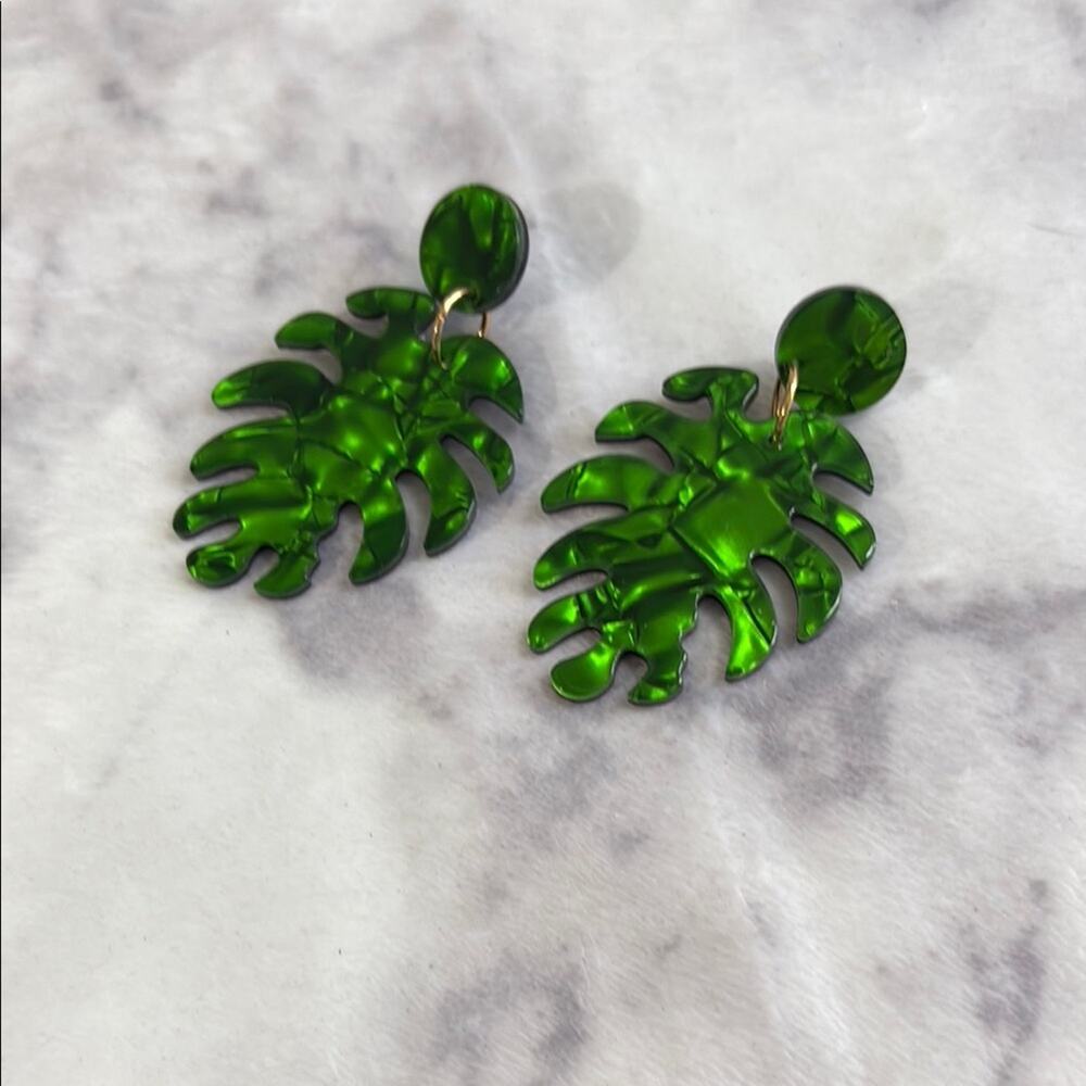 NWOT Green Leaf Dangle Earrings